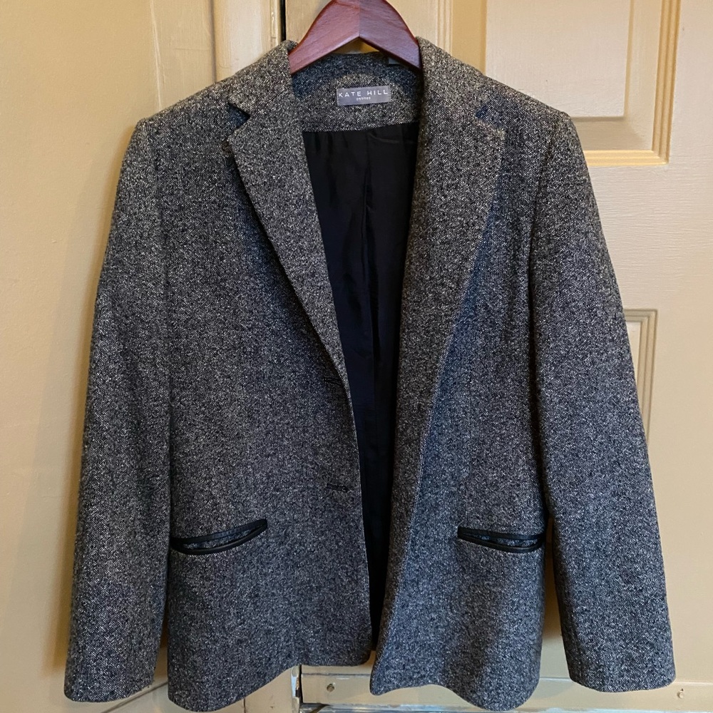 2 buttons. Size 6 petite